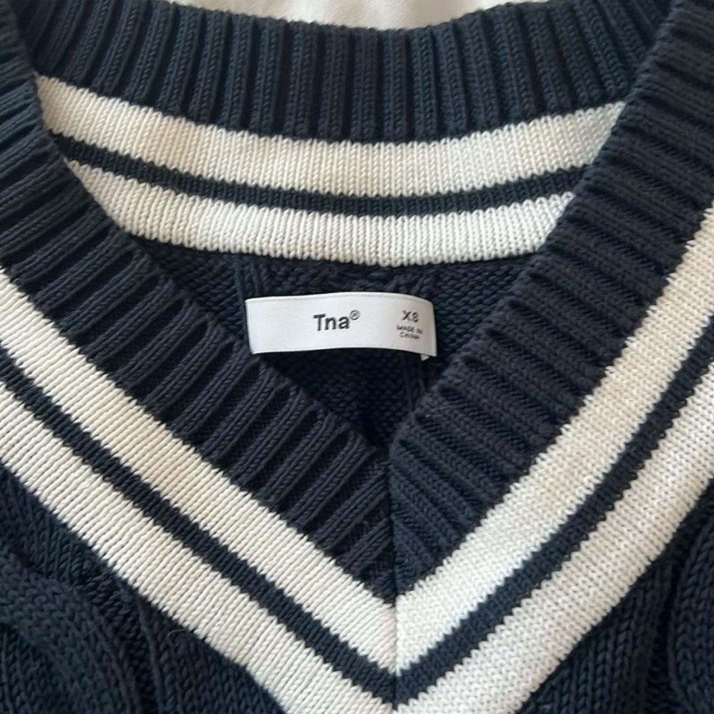 Cropped sweater from Aritzia. Size xs and v neck.prefect conditions. - Picture 3 of 3